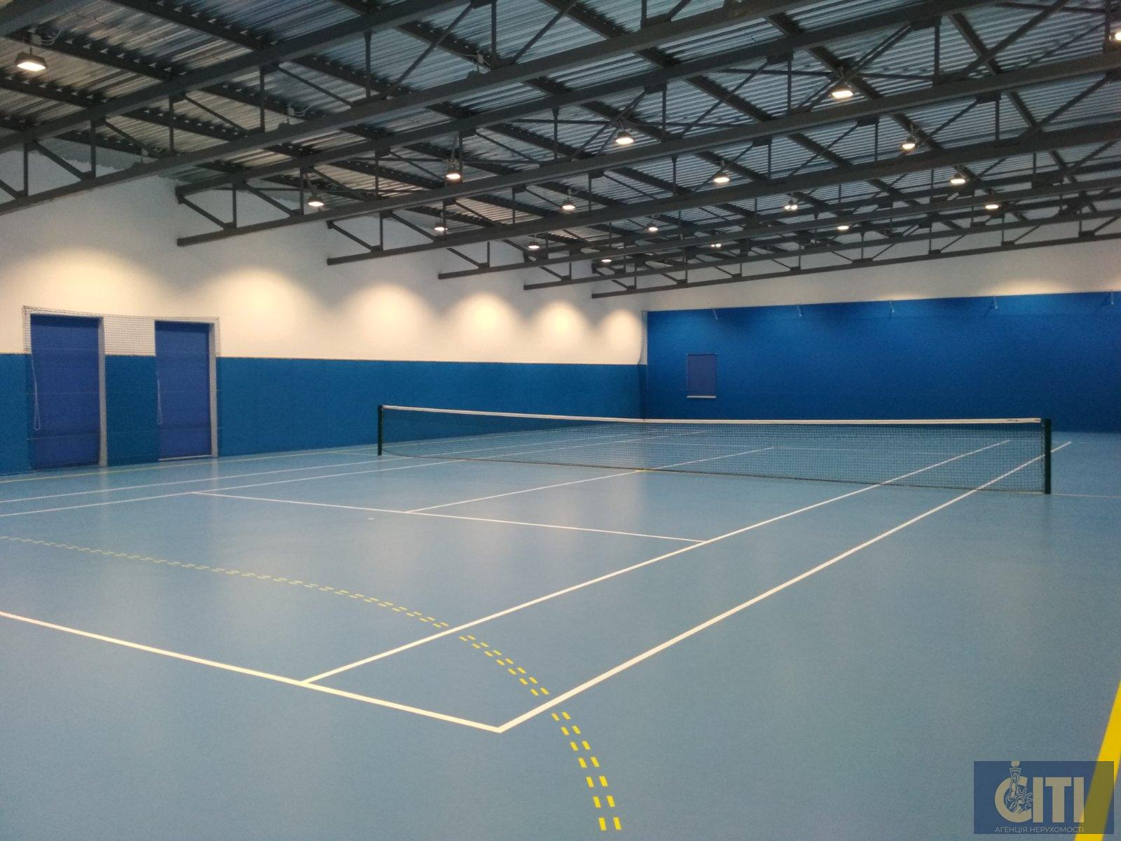 Триповерховий офісно-спортивний комплекс