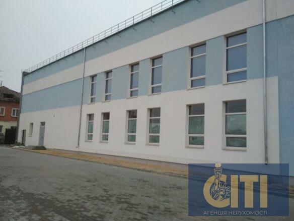 Триповерховий офісно-спортивний комплекс