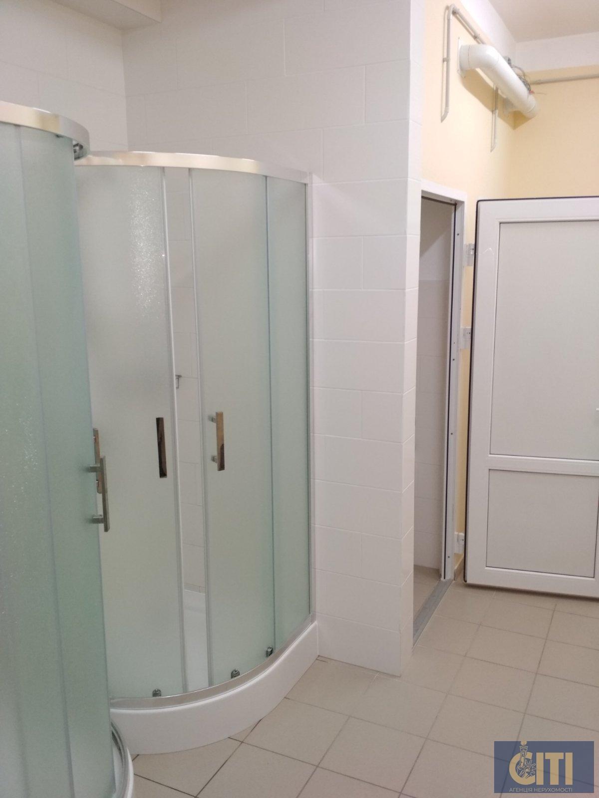 Трехэтажный офисно-спортивный комплекс Триповерховий офісно-спортивний комплекс