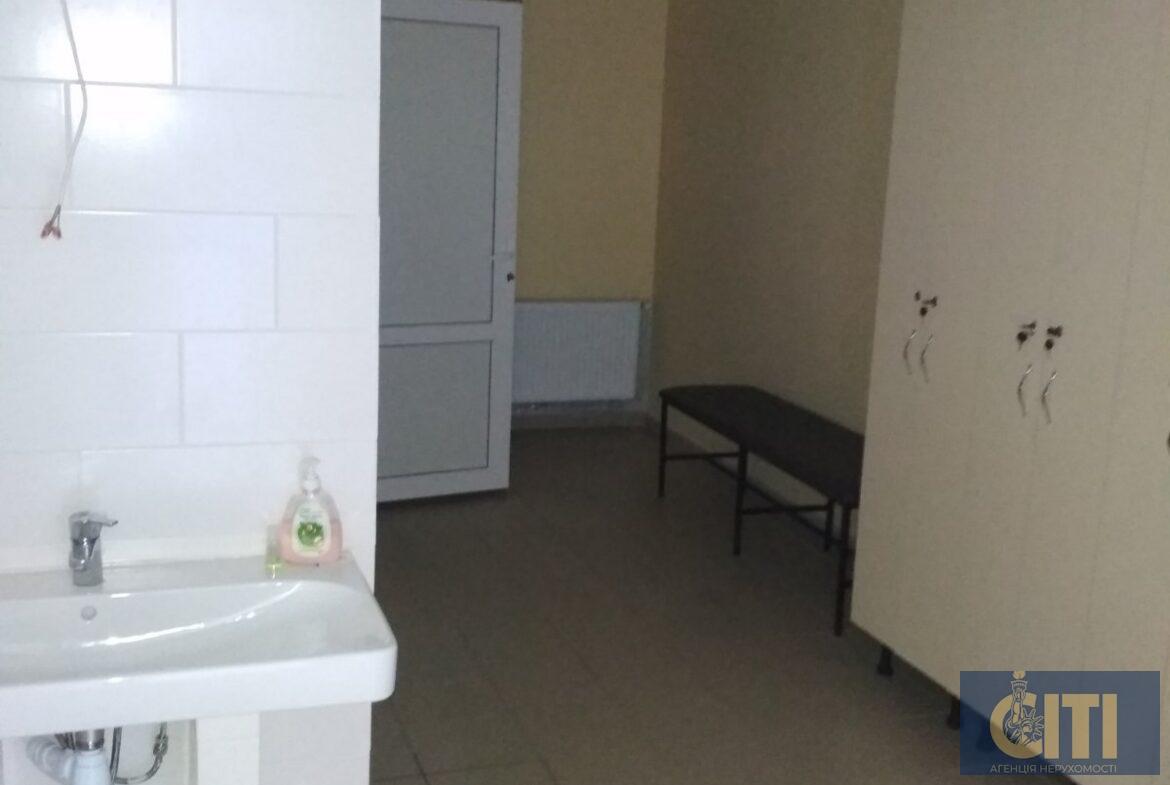 Триповерховий офісно-спортивний комплекс