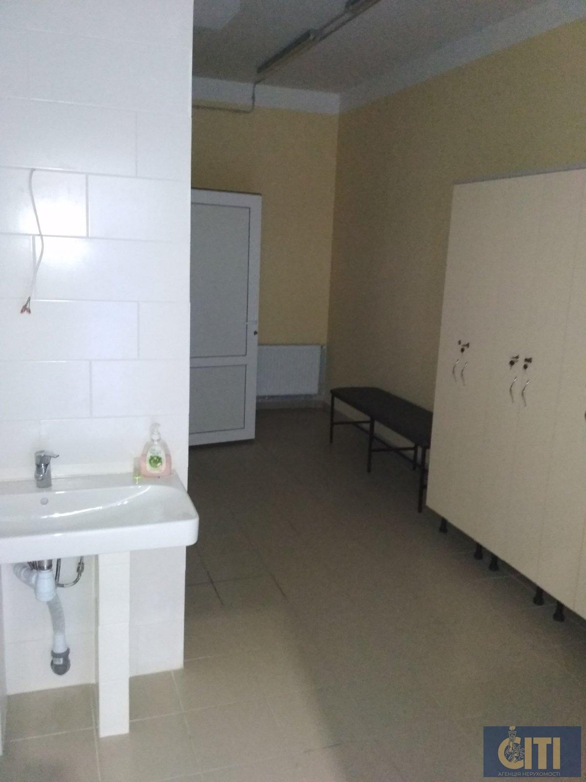 Триповерховий офісно-спортивний комплекс