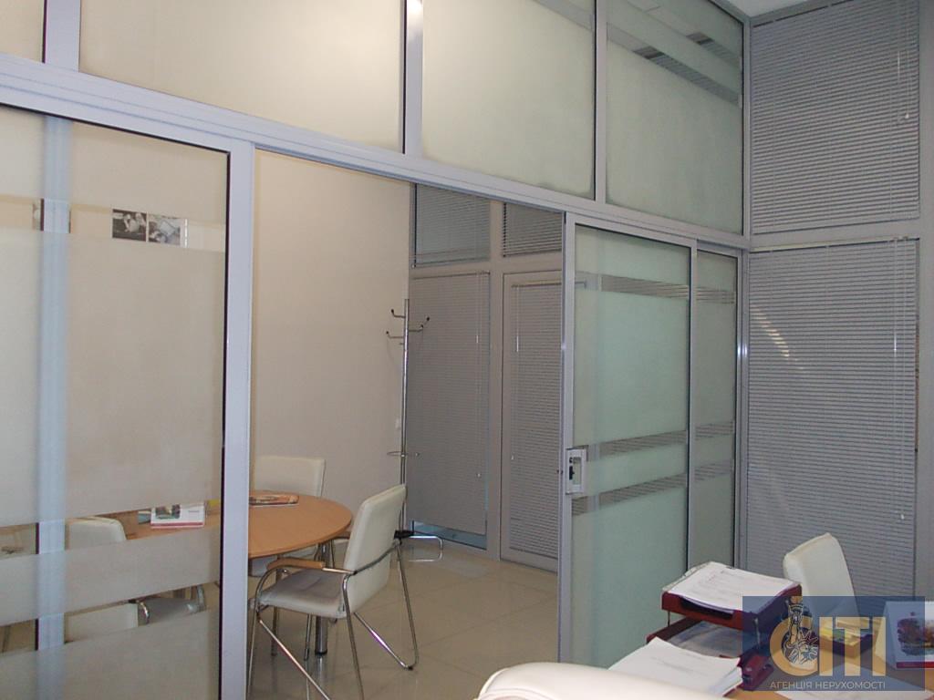 Приміщення під банк, офіс, магазин у самому центрі Житомира, 83 м2