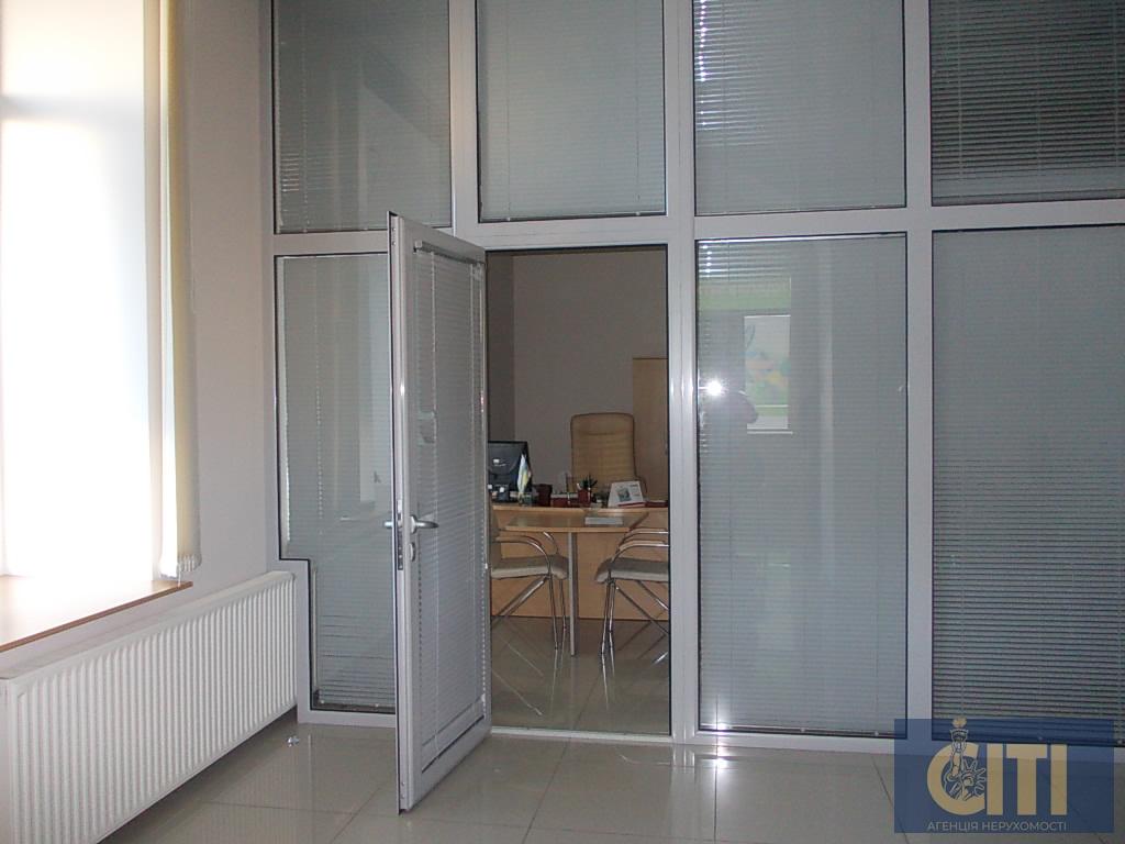 Приміщення під банк, офіс, магазин у самому центрі Житомира, 83 м2