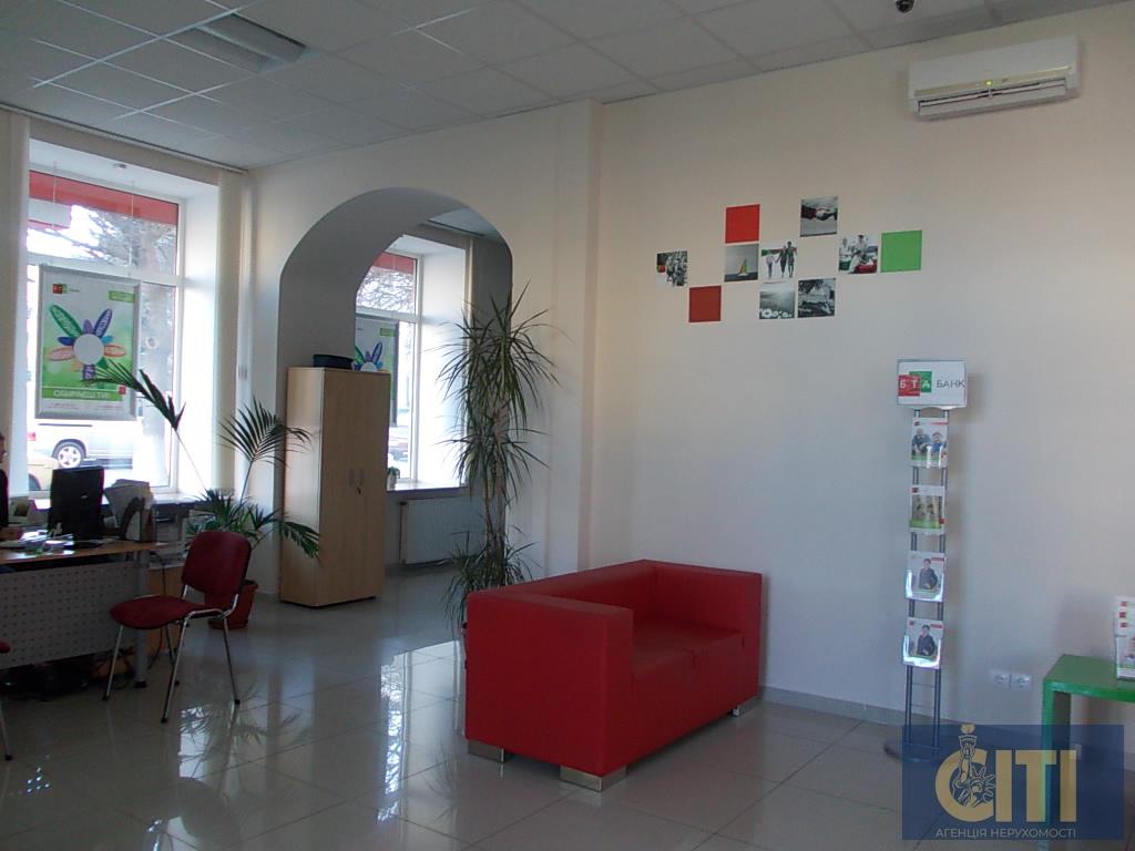 Приміщення під банк, офіс, магазин у самому центрі Житомира, 83 м2