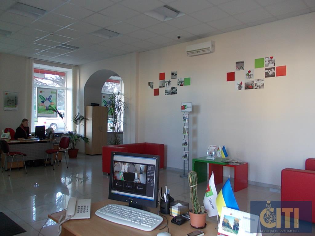 Приміщення під банк, офіс, магазин у самому центрі Житомира, 83 м2