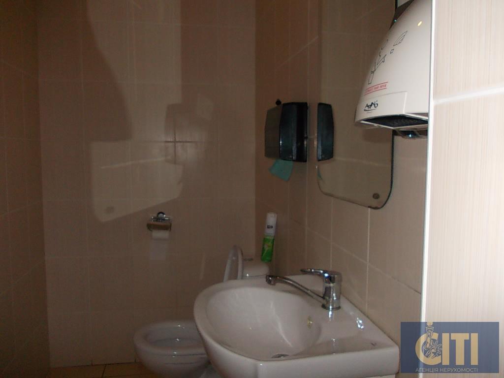 Приміщення під банк, офіс, магазин у самому центрі Житомира, 83 м2