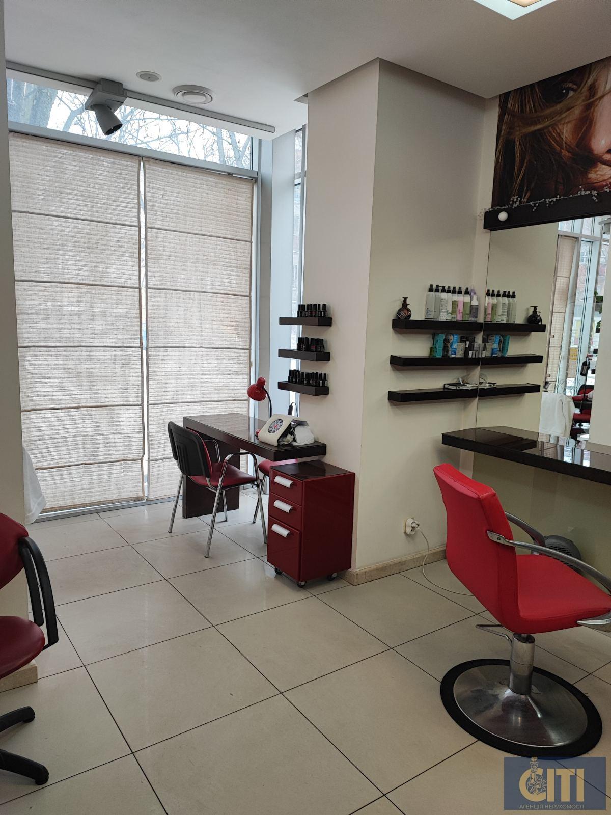 Приміщення (салон краси) у центрі, 140 м2