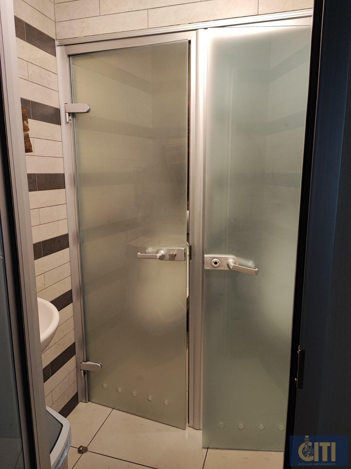 Приміщення (салон краси) у центрі, 140 м2