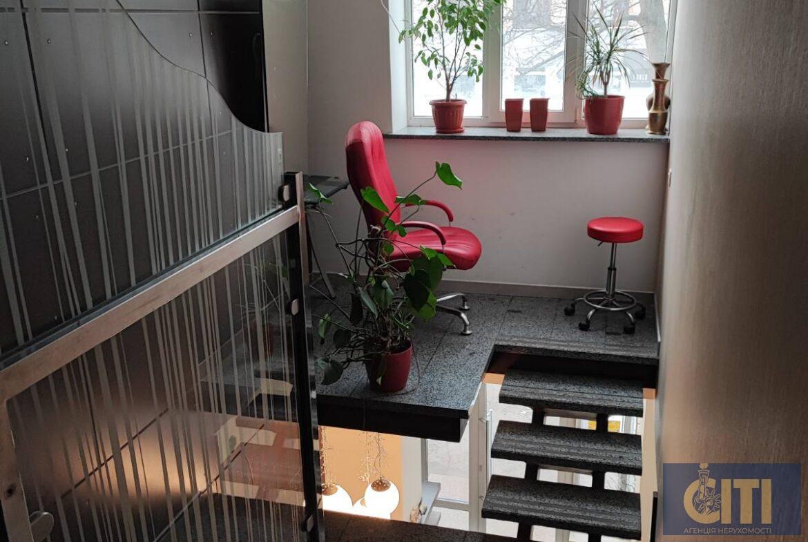 Приміщення (салон краси) у центрі, 140 м2