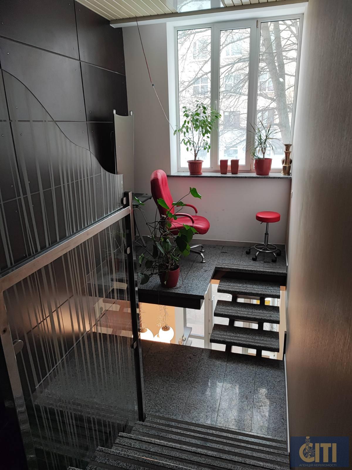 Приміщення (салон краси) у центрі, 140 м2