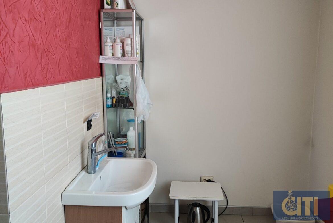 Приміщення (салон краси) у центрі, 140 м2