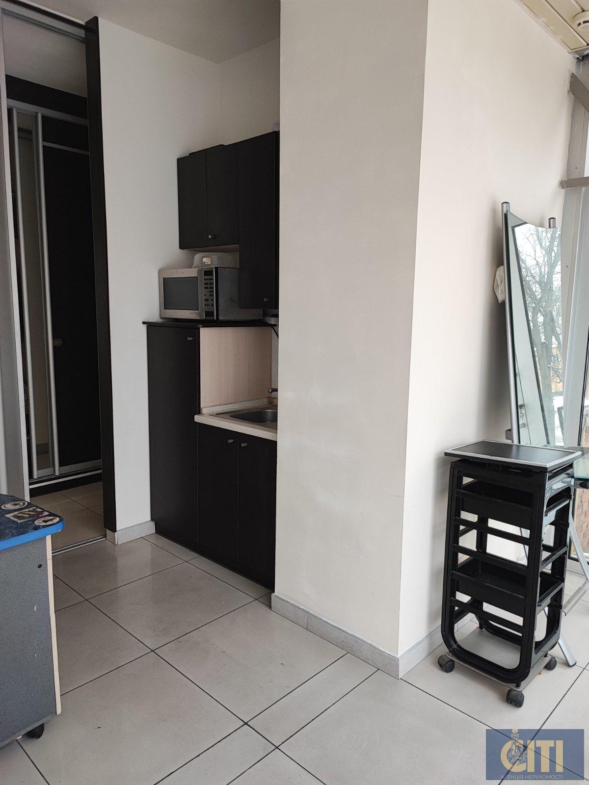 Приміщення (салон краси) у центрі, 140 м2