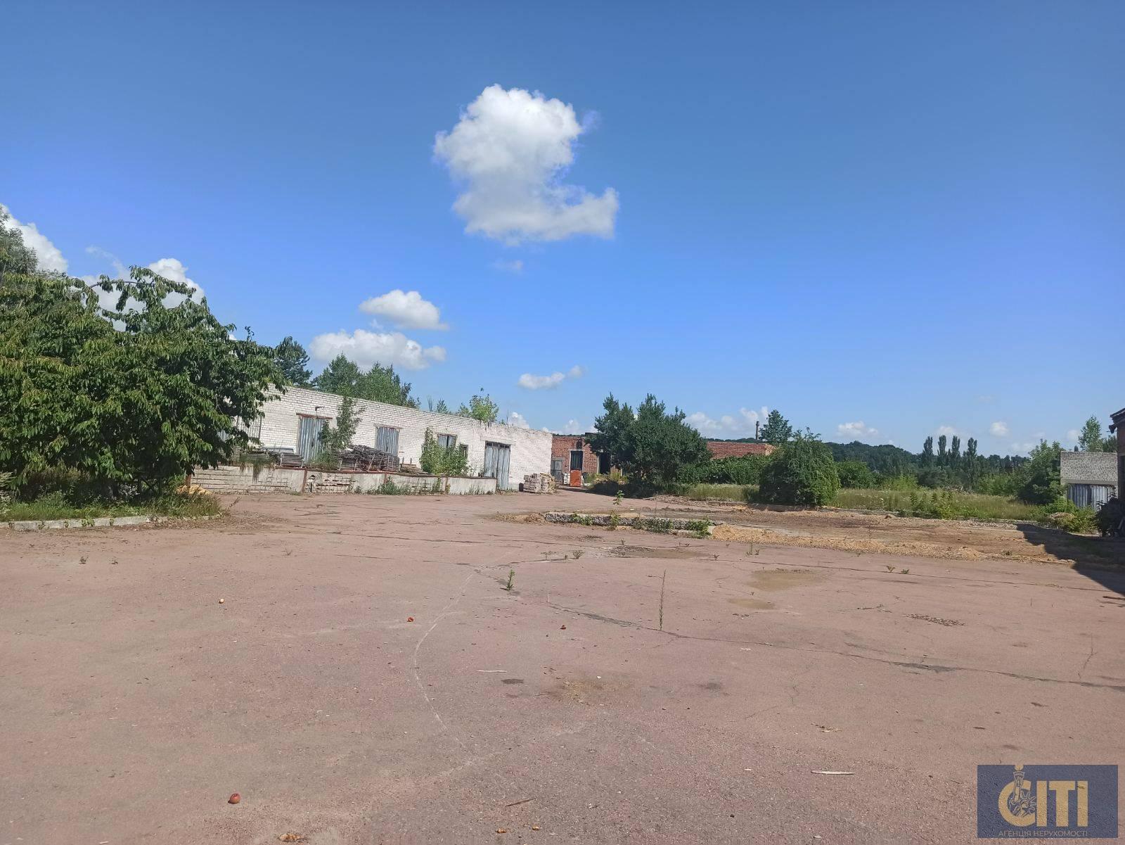 Майновий комплекс у промисловому районі м. Житомира, загальна площа 2100 кв.м.