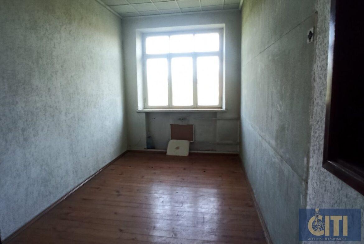 Майновий комплекс у промисловому районі м. Житомира, загальна площа 2100 кв.м.