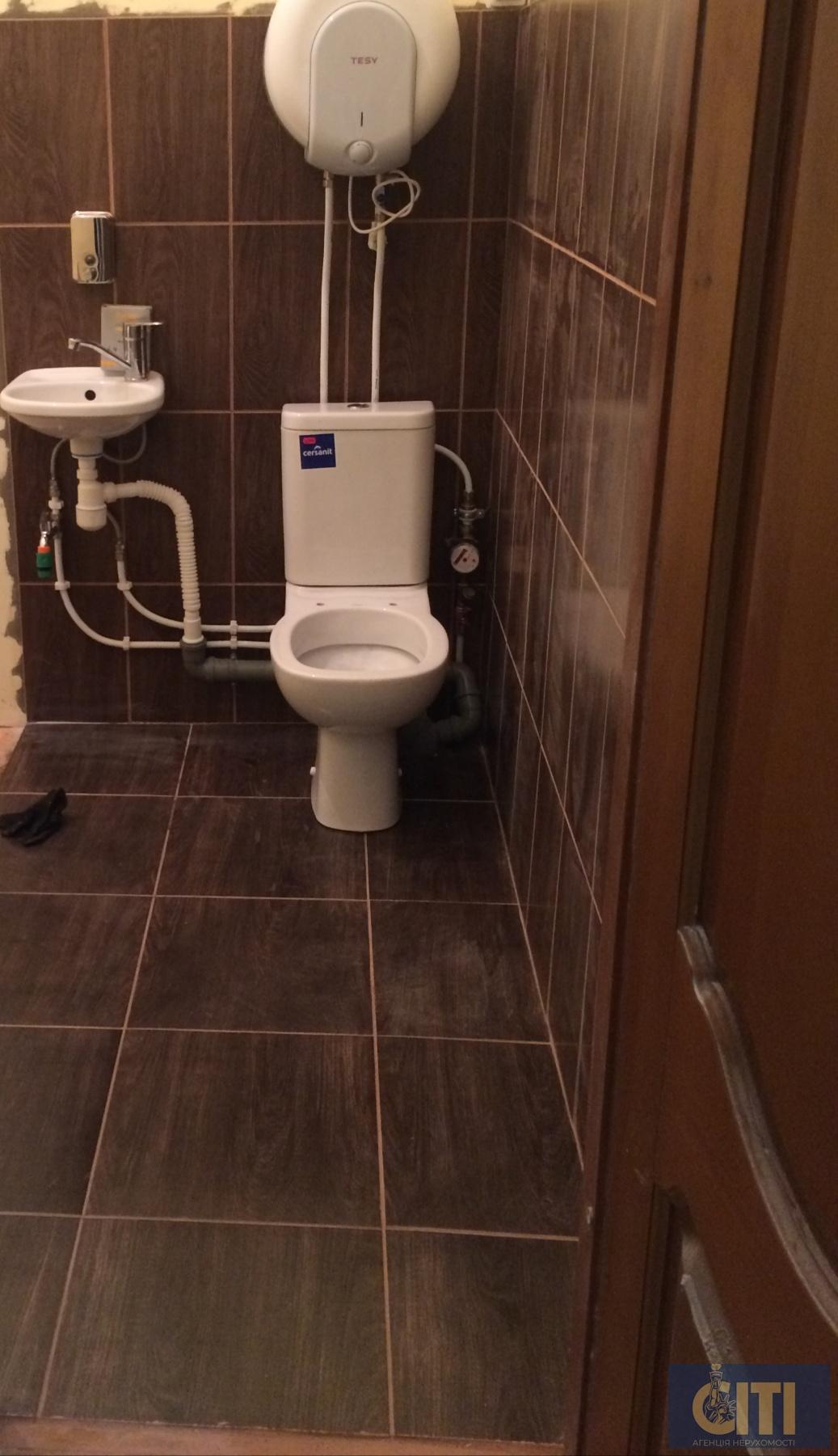 Будівля діючого магазину в центрі районного центру, 50 кв.м