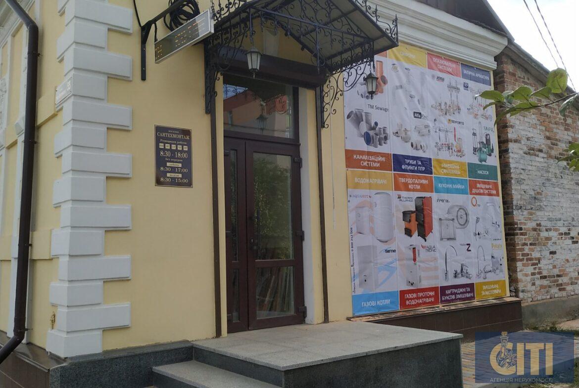 Будівля діючого магазину в центрі районного центру, 50 кв.м