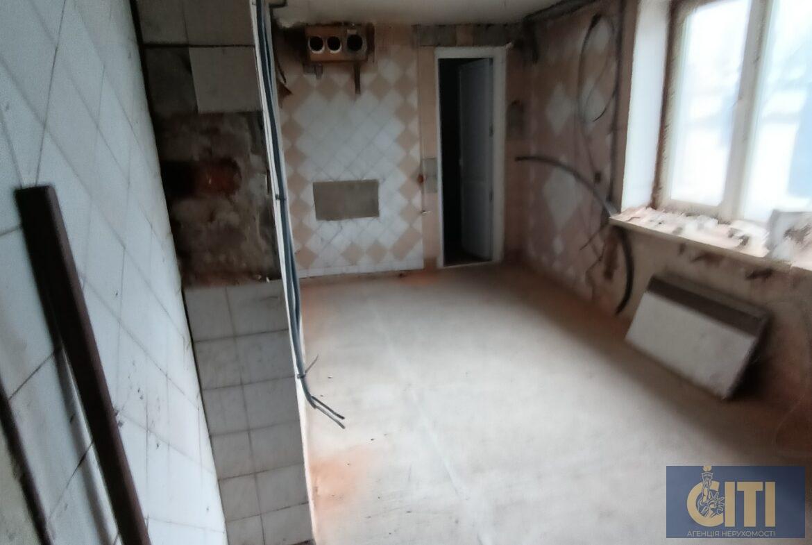 Автомайданчик (паркувальний простір) - 1 200 m² + офіс 15-45 m²