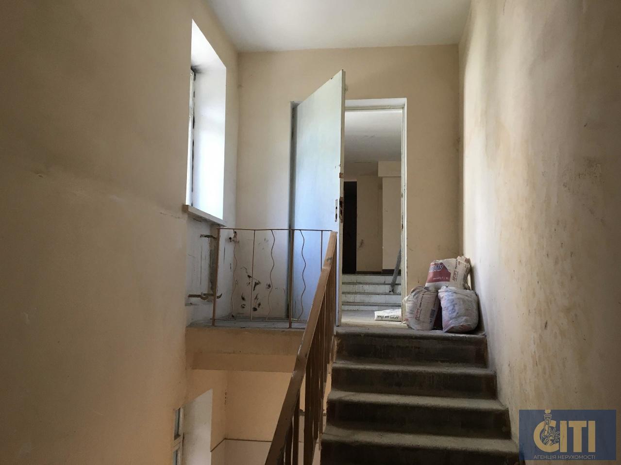 Приміщення з окремим входом (другий поверх) 135,7 кв.м.