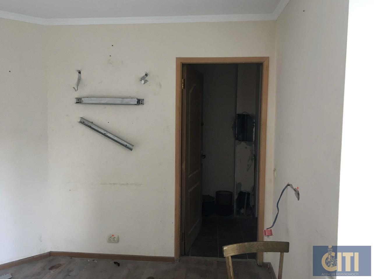 Помещения с отдельным входом (второй этаж) 135,7 кв.м. Приміщення з окремим входом (другий поверх) 135,7 кв.м.