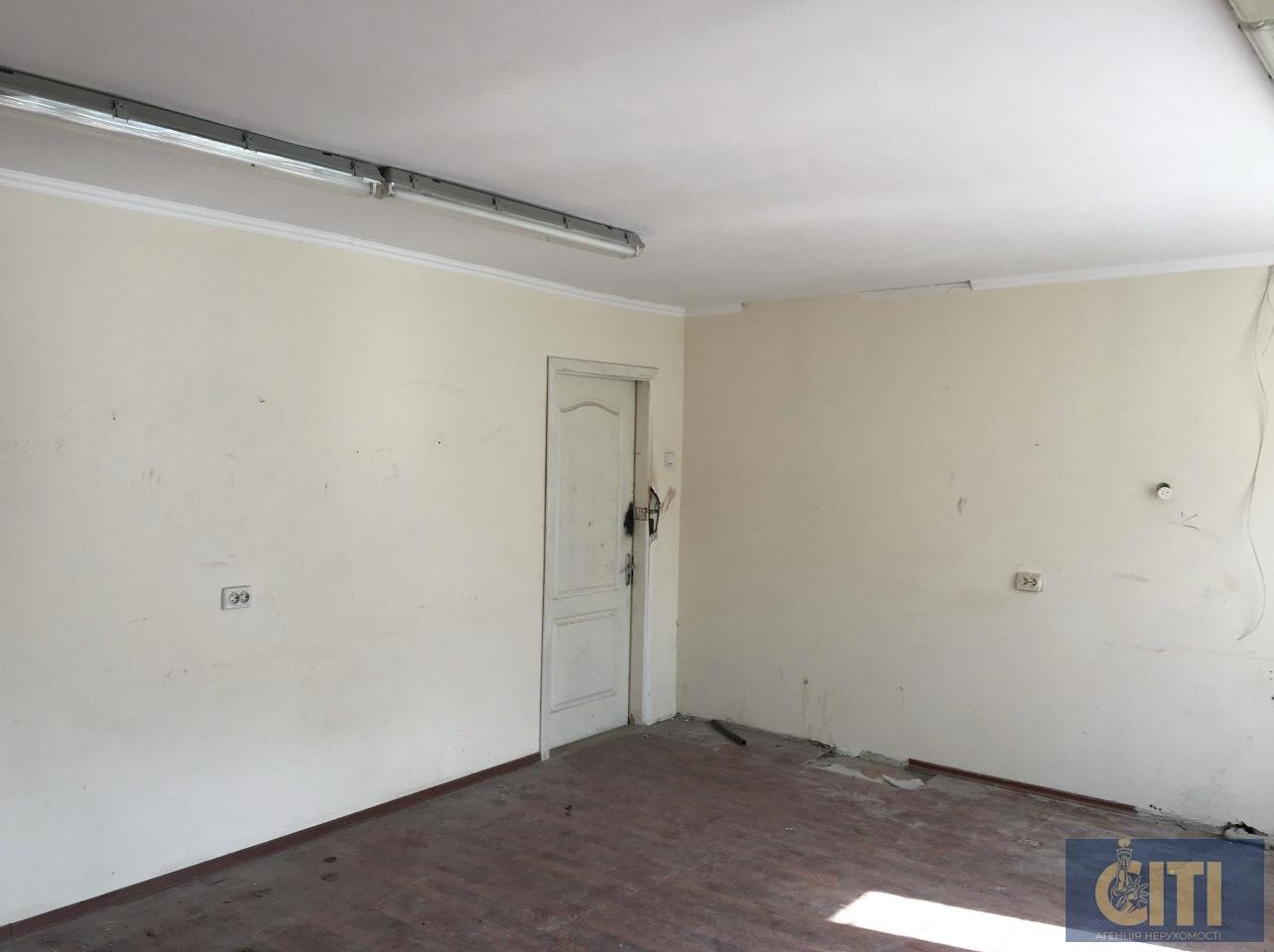 Помещения с отдельным входом (второй этаж) 135,7 кв.м. Приміщення з окремим входом (другий поверх) 135,7 кв.м.