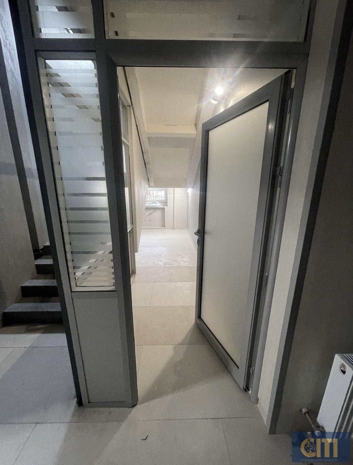 Здається приміщення, поруч із ЦУМом, по вул. Київській - 14 кв. м.