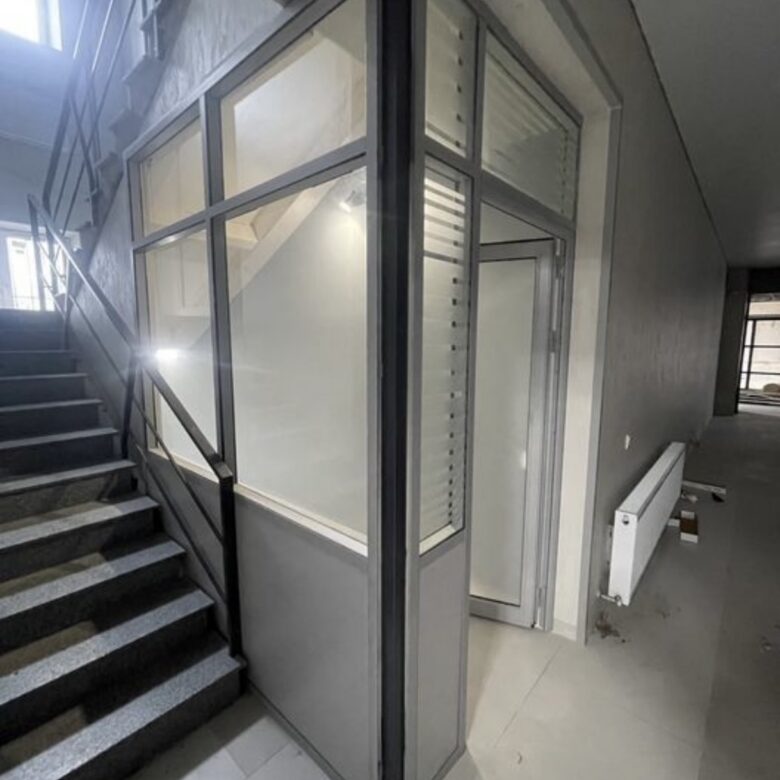 Здається приміщення, поруч із ЦУМом, по вул. Київській - 14 кв. м.