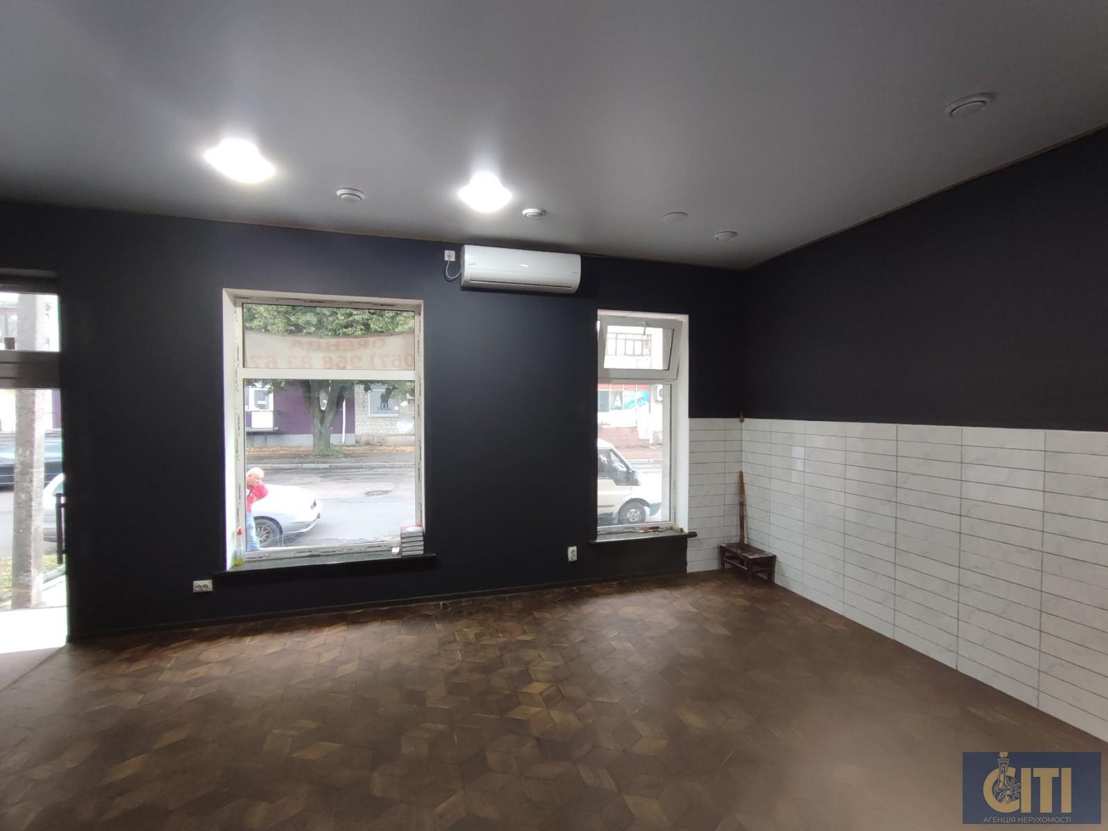 Продажа помещения (магазин, офис) в центре города, 35 кв.м Продаж приміщення (магазин, офіс) у центрі міста, 35 кв.м