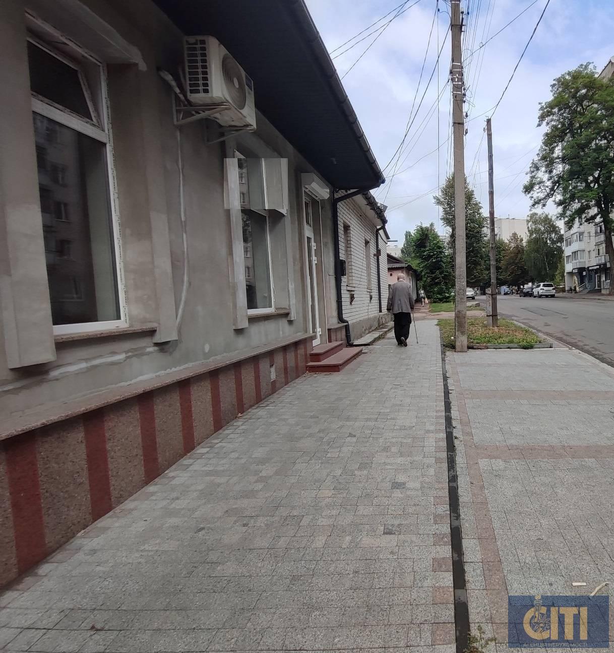 Продажа помещения (магазин, офис) в центре города, 35 кв.м Продаж приміщення (магазин, офіс) у центрі міста, 35 кв.м