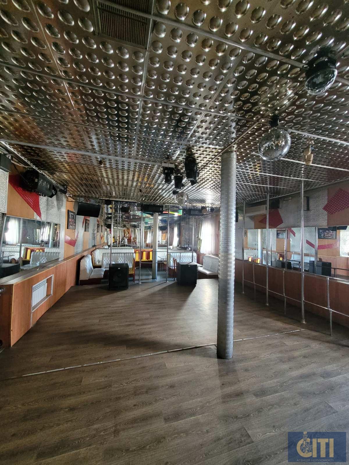 Сдается в аренду ночной клуб, расположенный в самом центре города Житомир. Здається в оренду нічний клуб, розташований у самому центрі міста Житомир.