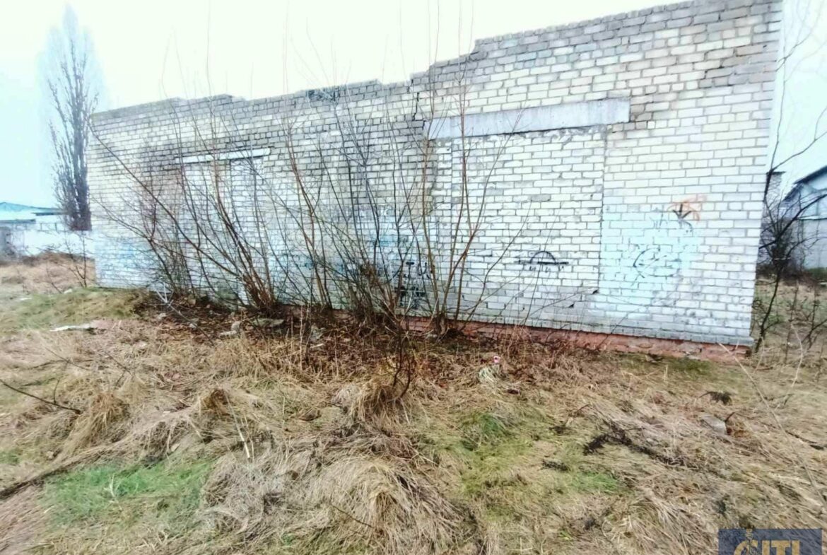 Адміністративна будівля з незавершеним будівництвом на ділянці 29 сот.