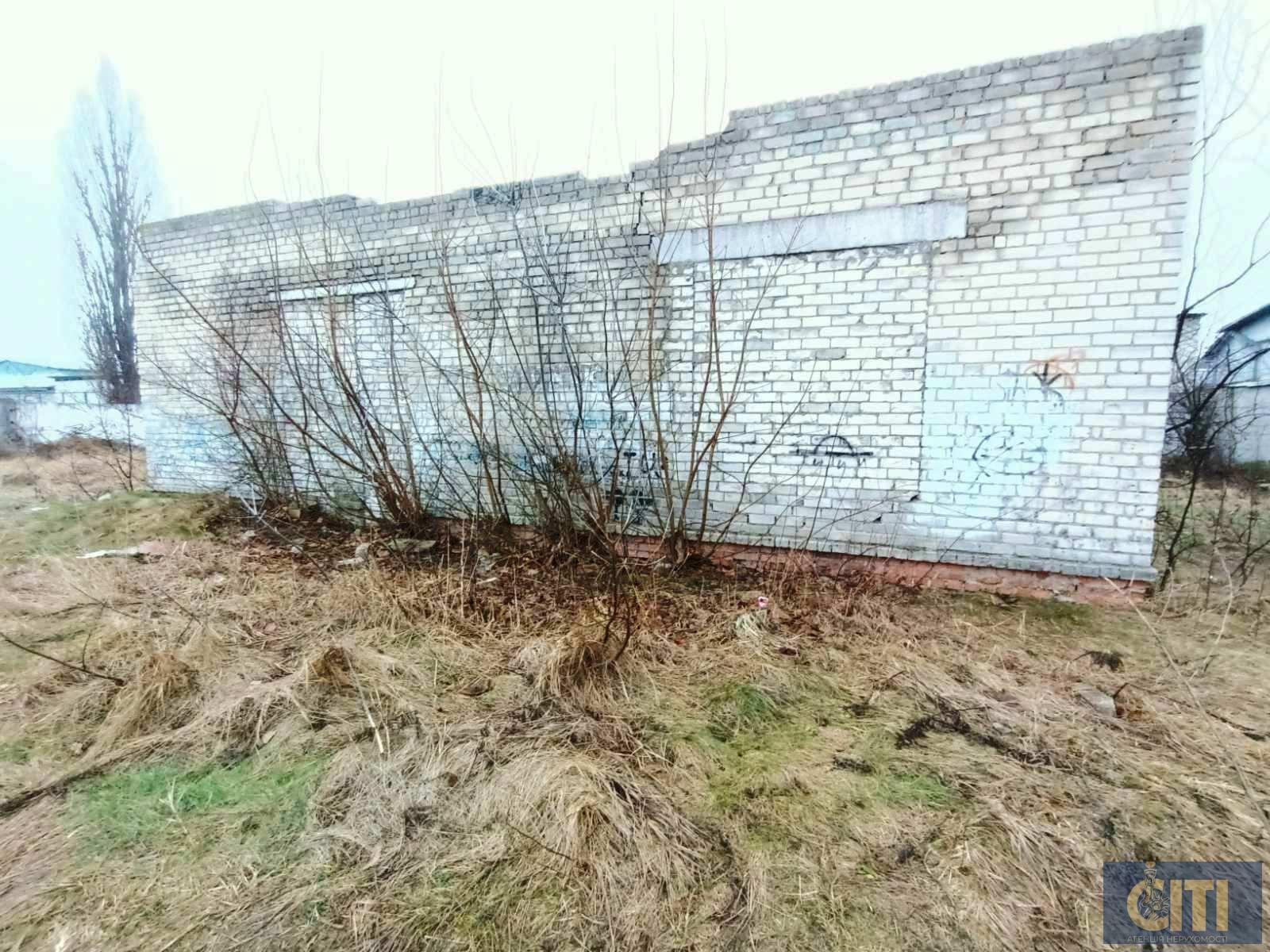 Адміністративна будівля з незавершеним будівництвом на ділянці 29 сот.