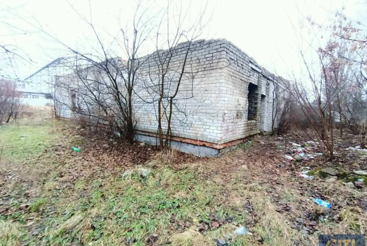 Адміністративна будівля з незавершеним будівництвом на ділянці 29 сот.