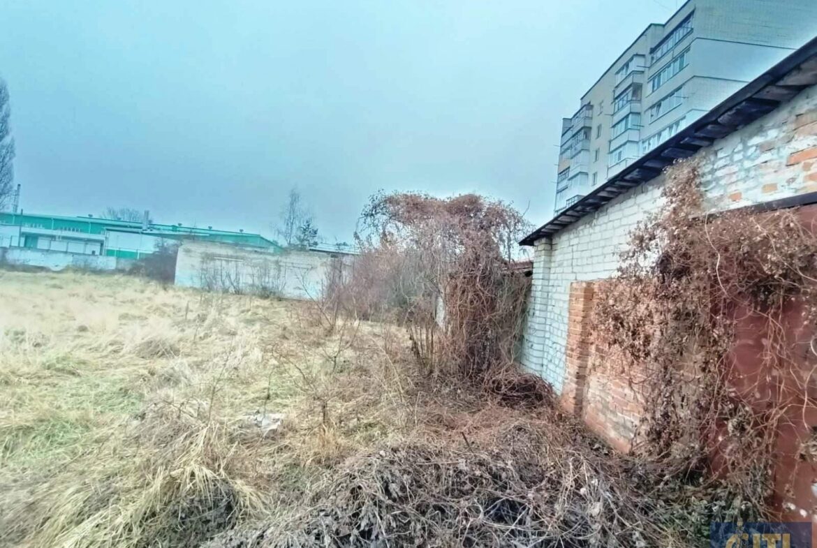 Адміністративна будівля з незавершеним будівництвом на ділянці 29 сот.