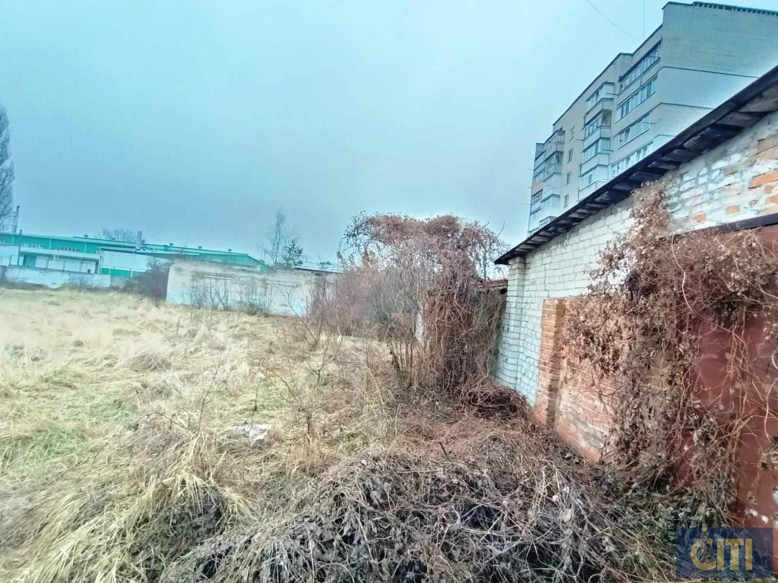 Адміністративна будівля з незавершеним будівництвом на ділянці 29 сот.