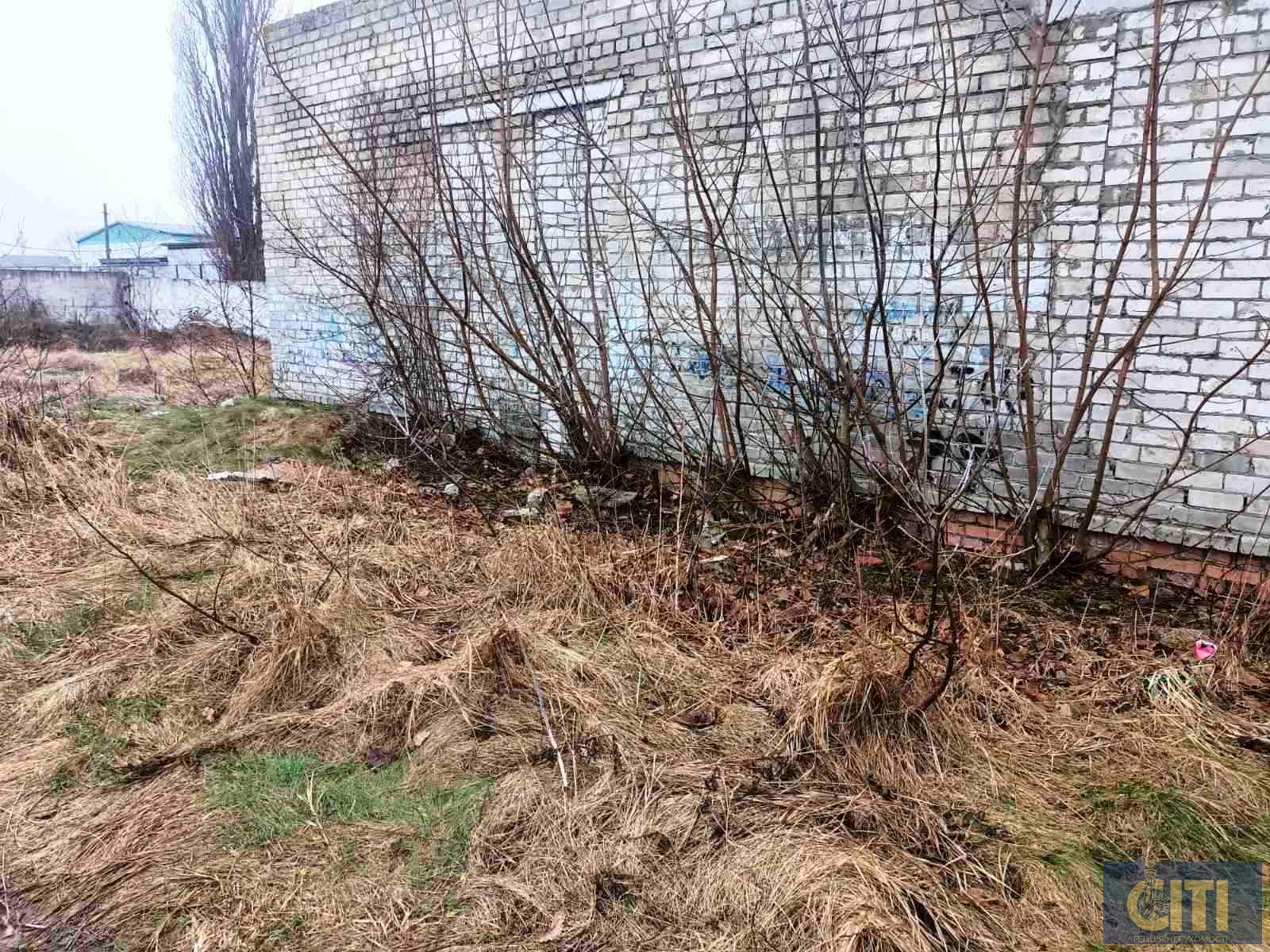 Адміністративна будівля з незавершеним будівництвом на ділянці 29 сот.