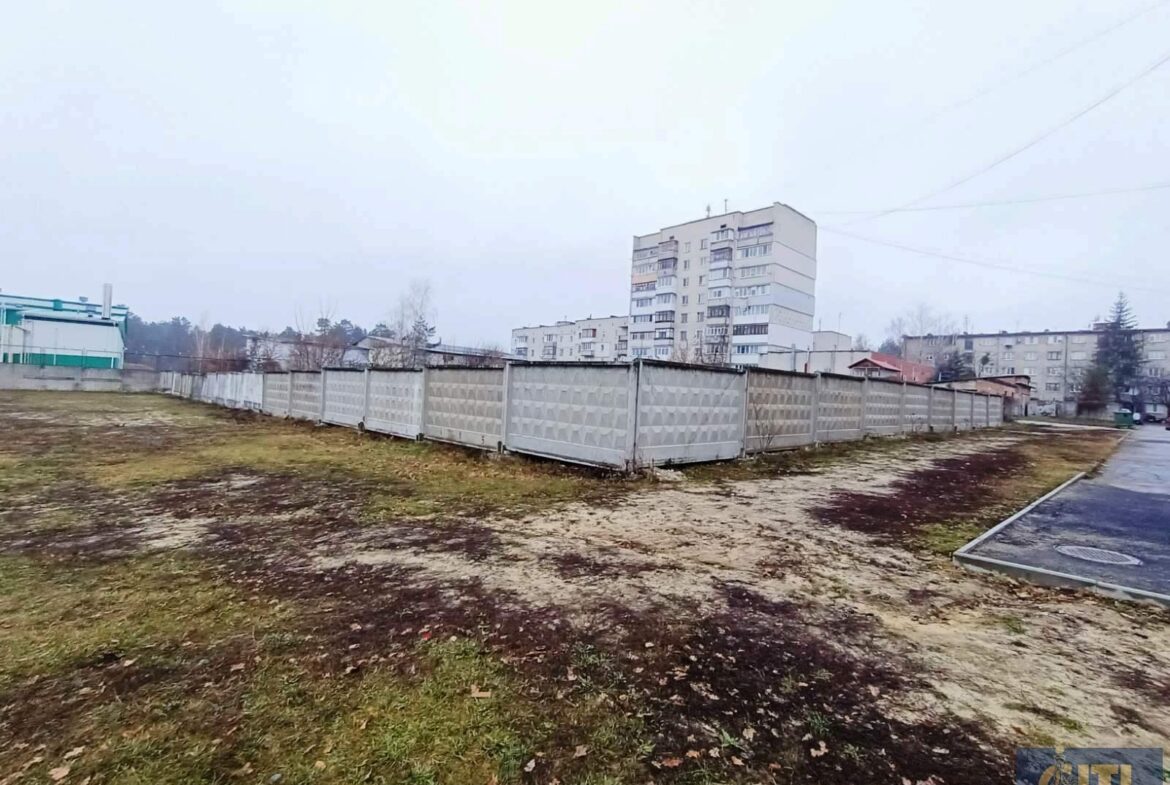 Адміністративна будівля з незавершеним будівництвом на ділянці 29 сот.