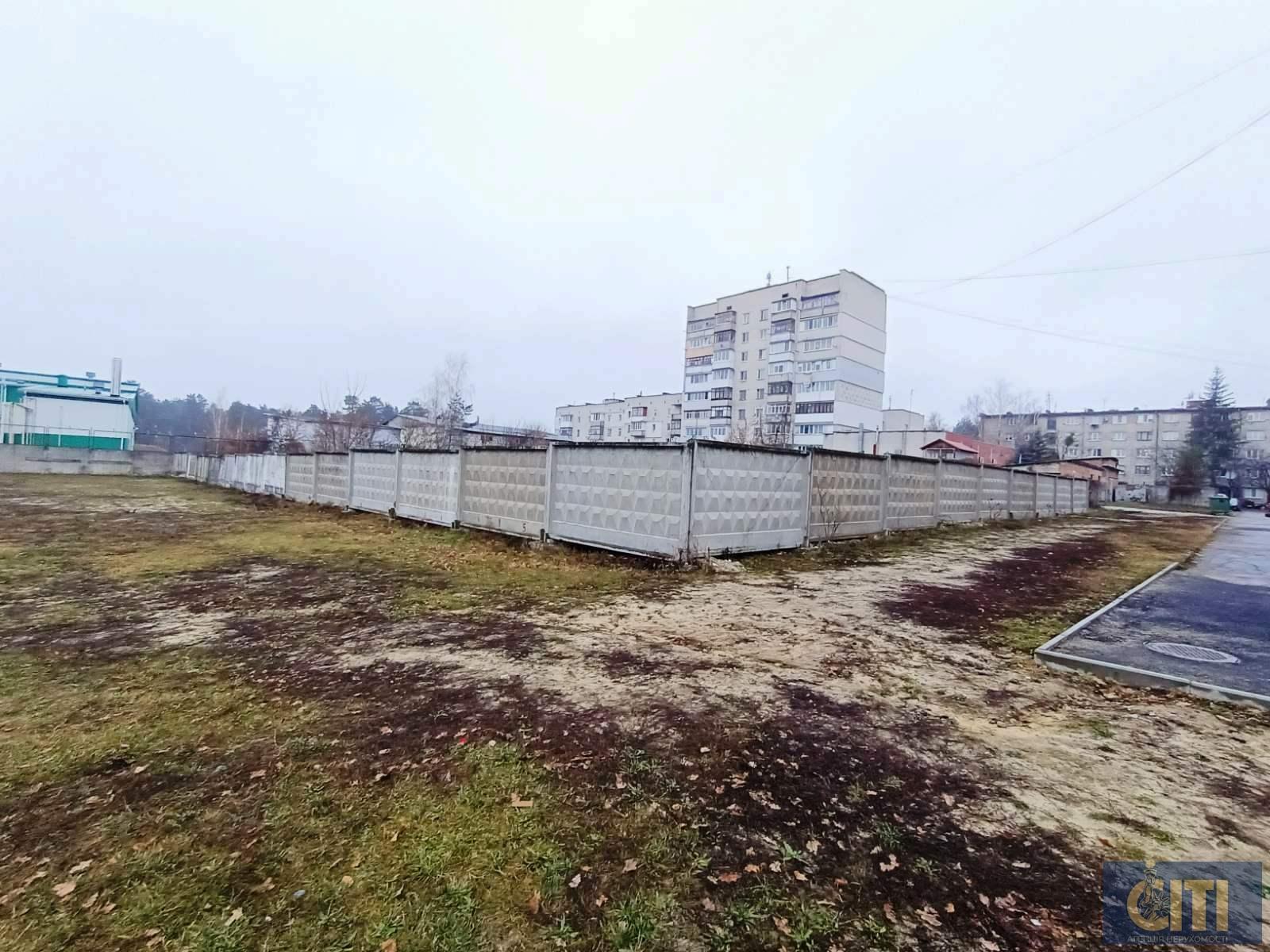 Адміністративна будівля з незавершеним будівництвом на ділянці 29 сот.