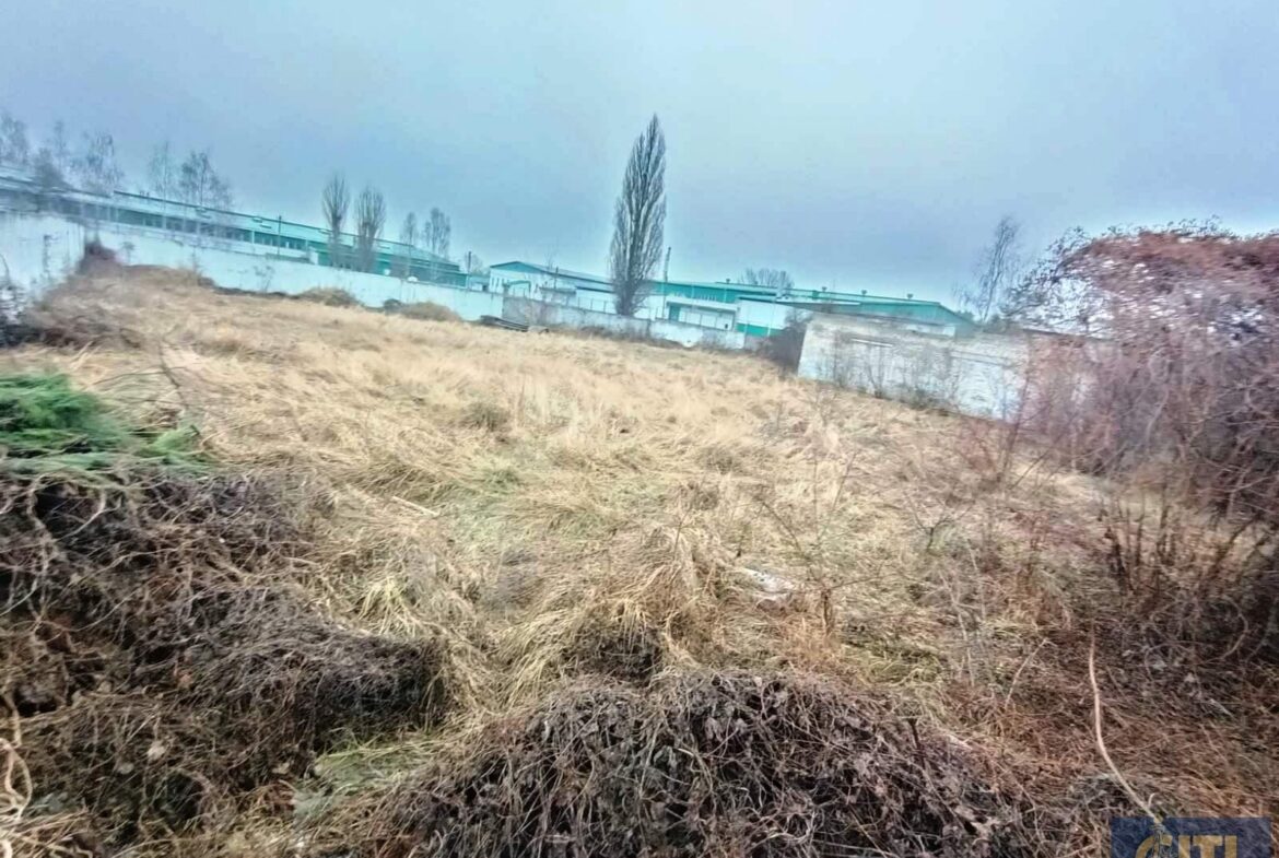 Адміністративна будівля з незавершеним будівництвом на ділянці 29 сот.