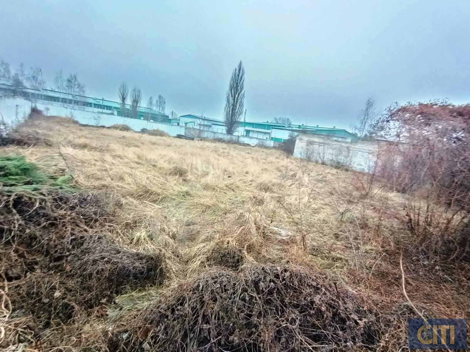 Адміністративна будівля з незавершеним будівництвом на ділянці 29 сот.