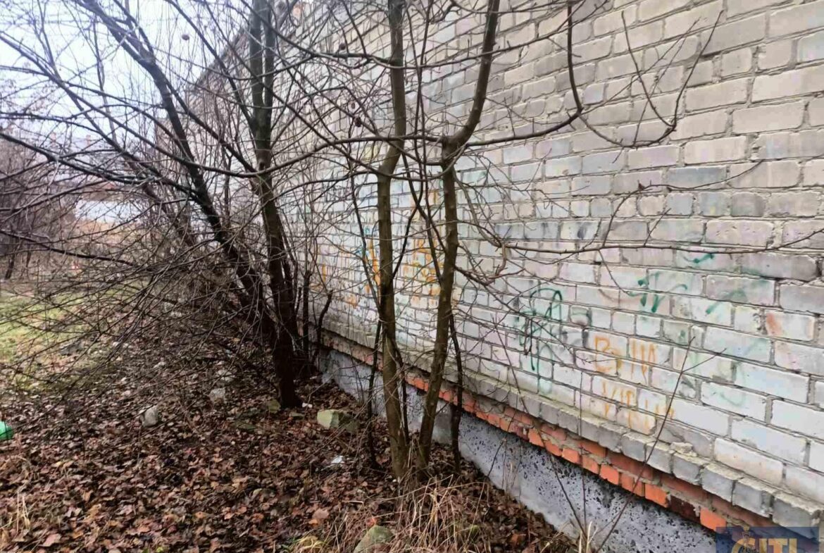 Адміністративна будівля з незавершеним будівництвом на ділянці 29 сот.