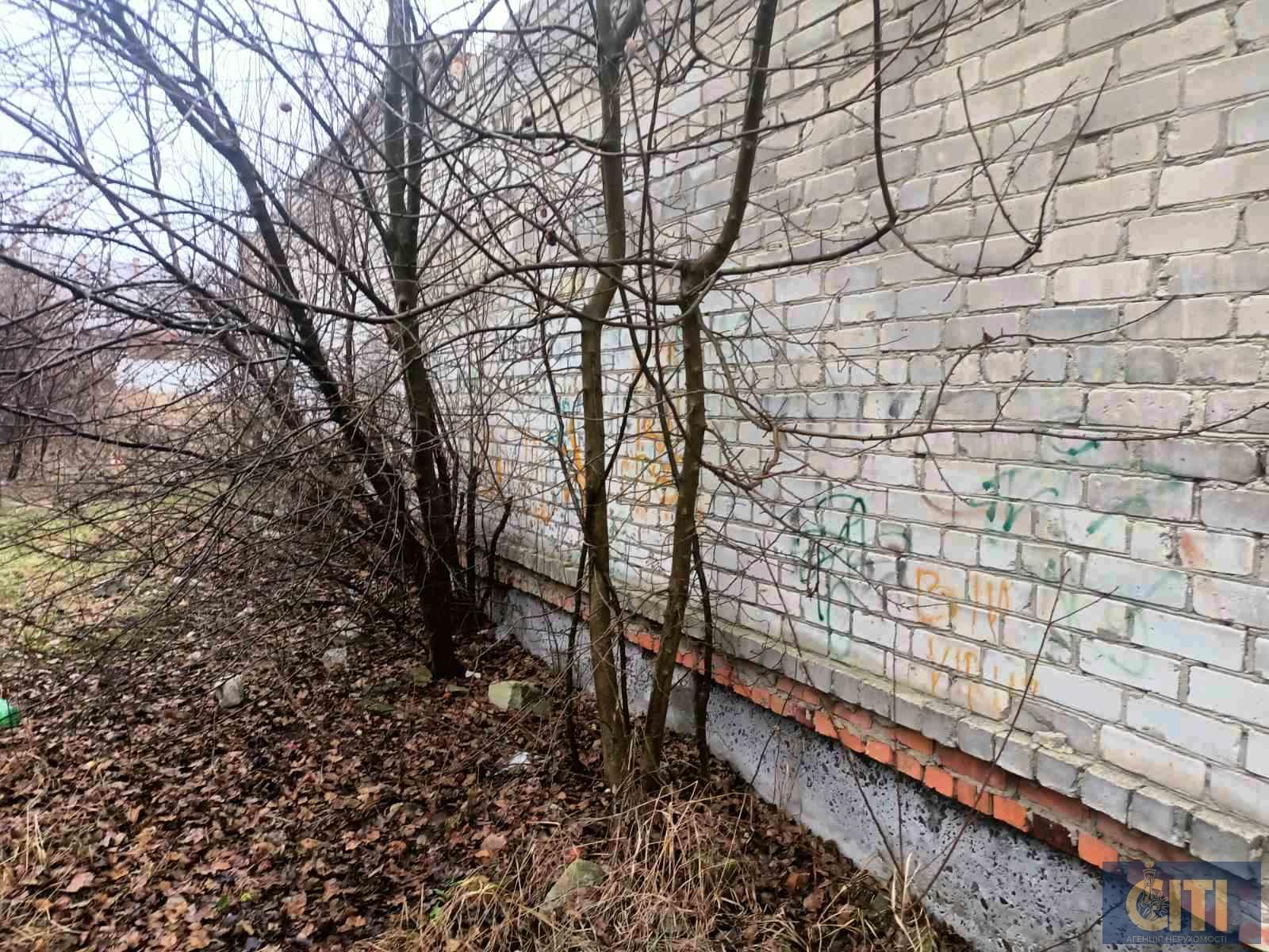 Адміністративна будівля з незавершеним будівництвом на ділянці 29 сот.