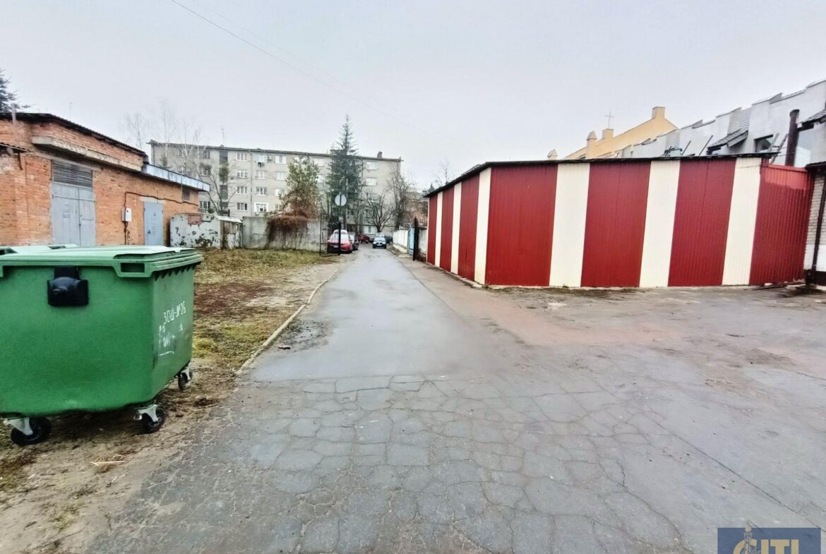 Адміністративна будівля з незавершеним будівництвом на ділянці 29 сот.