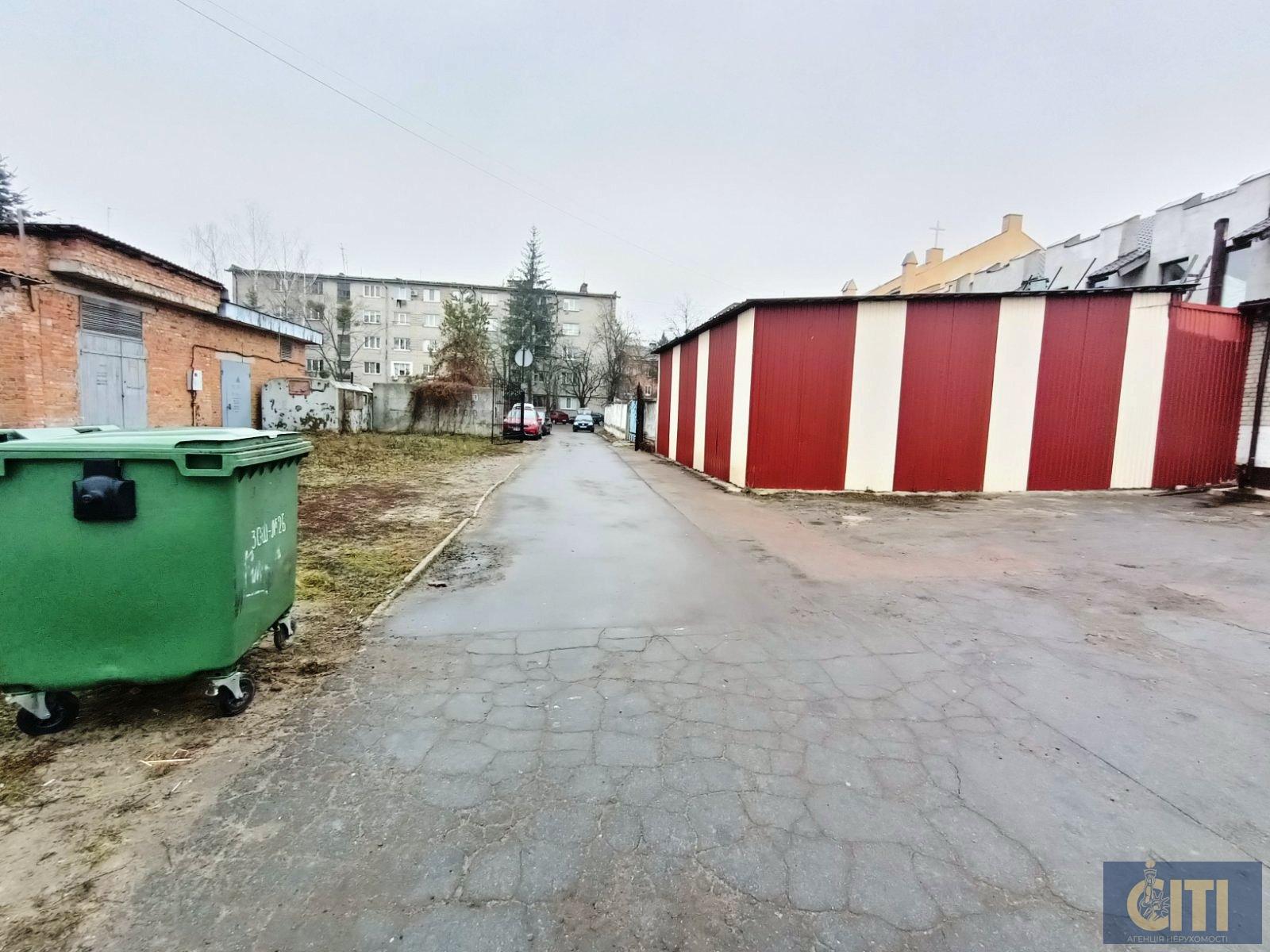 Адміністративна будівля з незавершеним будівництвом на ділянці 29 сот.