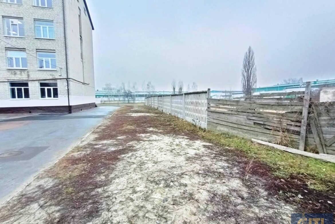 Адміністративна будівля з незавершеним будівництвом на ділянці 29 сот.