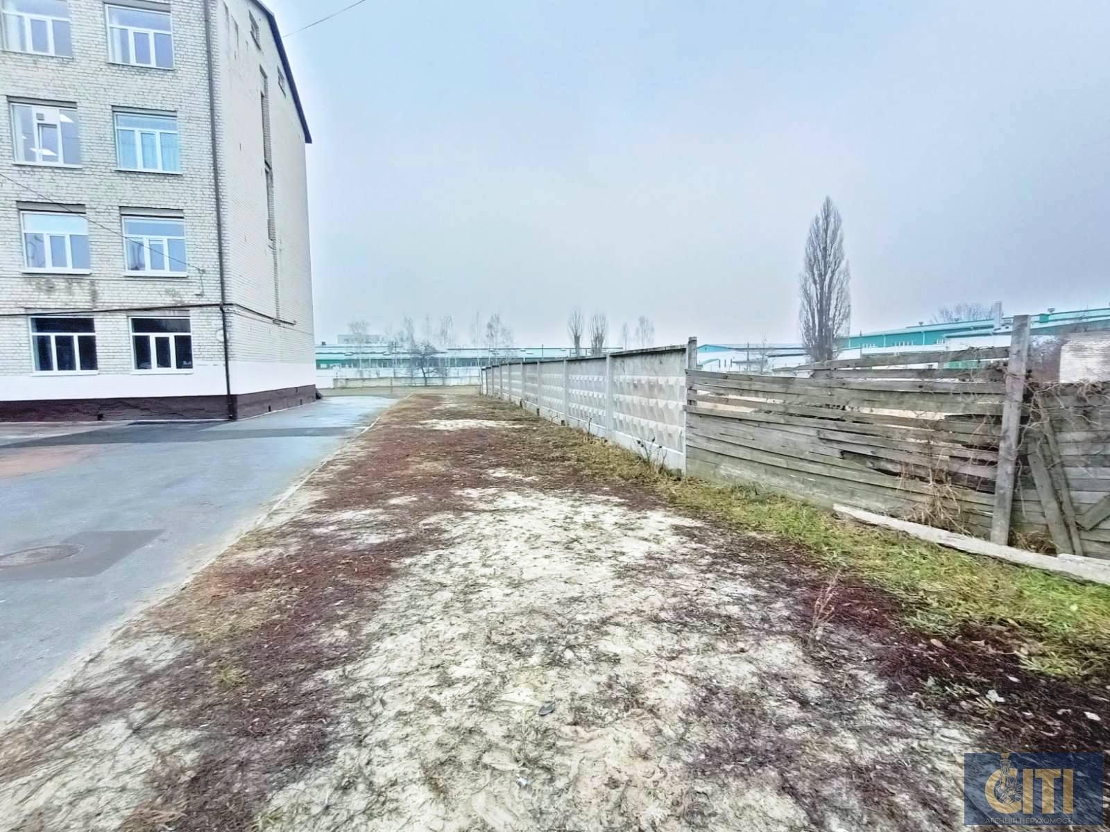 Адміністративна будівля з незавершеним будівництвом на ділянці 29 сот.