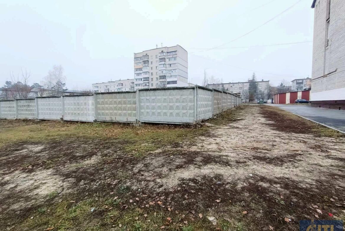 Адміністративна будівля з незавершеним будівництвом на ділянці 29 сот.