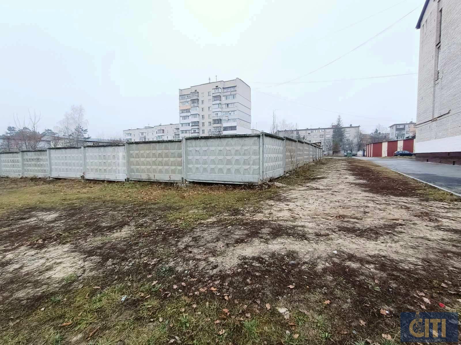 Адміністративна будівля з незавершеним будівництвом на ділянці 29 сот.