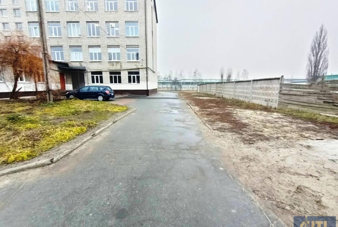 Адміністративна будівля з незавершеним будівництвом на ділянці 29 сот.