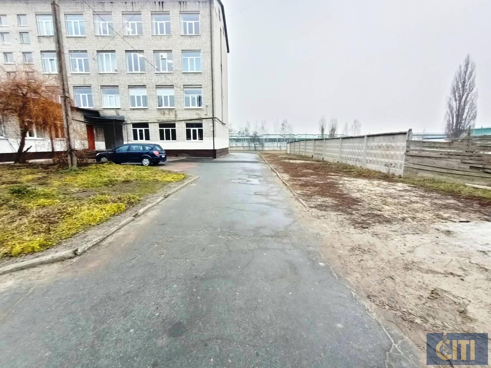 Адміністративна будівля з незавершеним будівництвом на ділянці 29 сот.