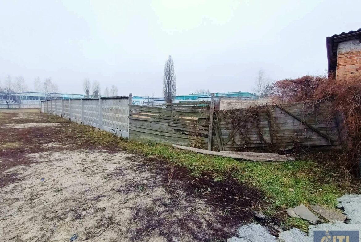 Адміністративна будівля з незавершеним будівництвом на ділянці 29 сот.